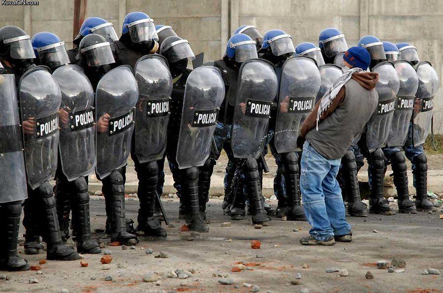 http://pics.kuvaton.com/kuvei/fuck_da_policia.jpg