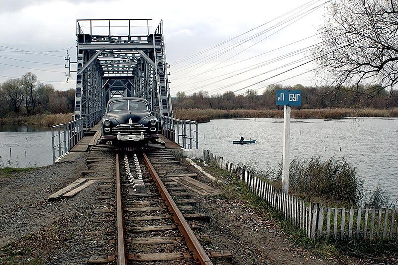 http://upload.wikimedia.org/wikipedia/commons/thumb/4/44/AX_ZIM_Railcar_SBug_Bridge_20061105.jpg/800px-AX_ZIM_Railcar_SBug_Bridge_20061105.jpg